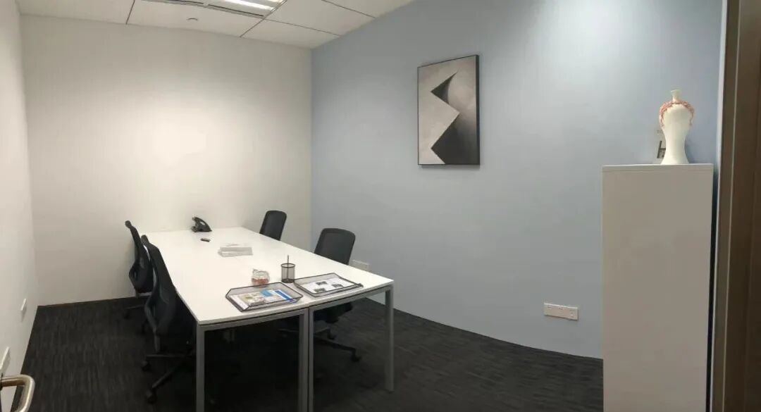 小型会议室,白色会议桌